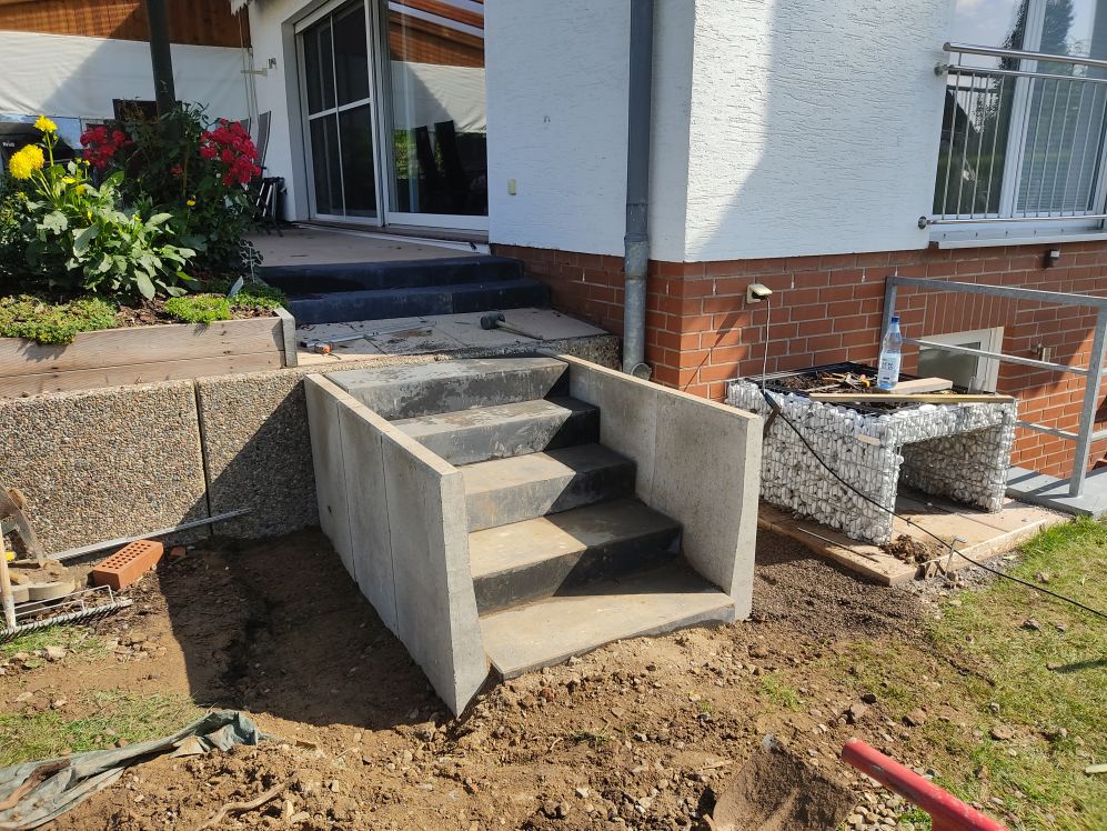 Neue Außentreppe an einem Wohnhaus mit Gabionen